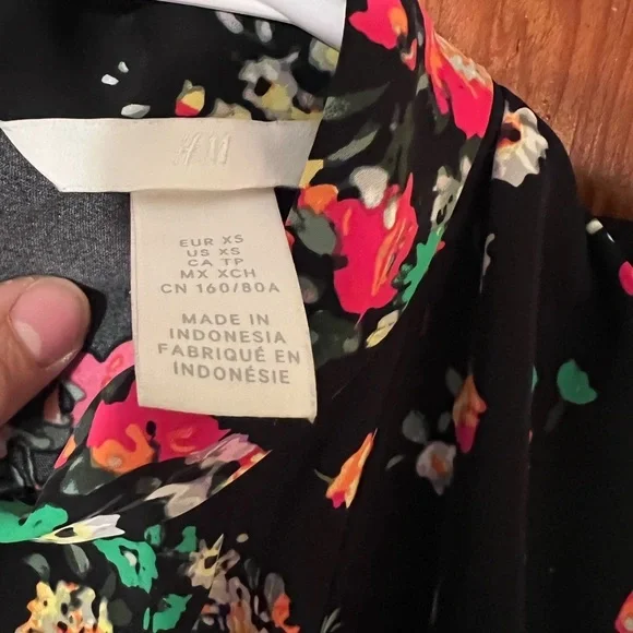 H&M Defined Shoulder Floral Black Women's Blouse XS - Picture 4 of 5
